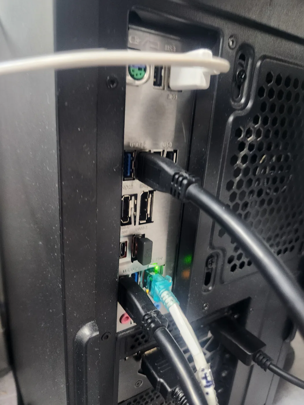 Correct connection: the USB 1 cable is in the upper port group and the USB 2 cable is in the lower port group