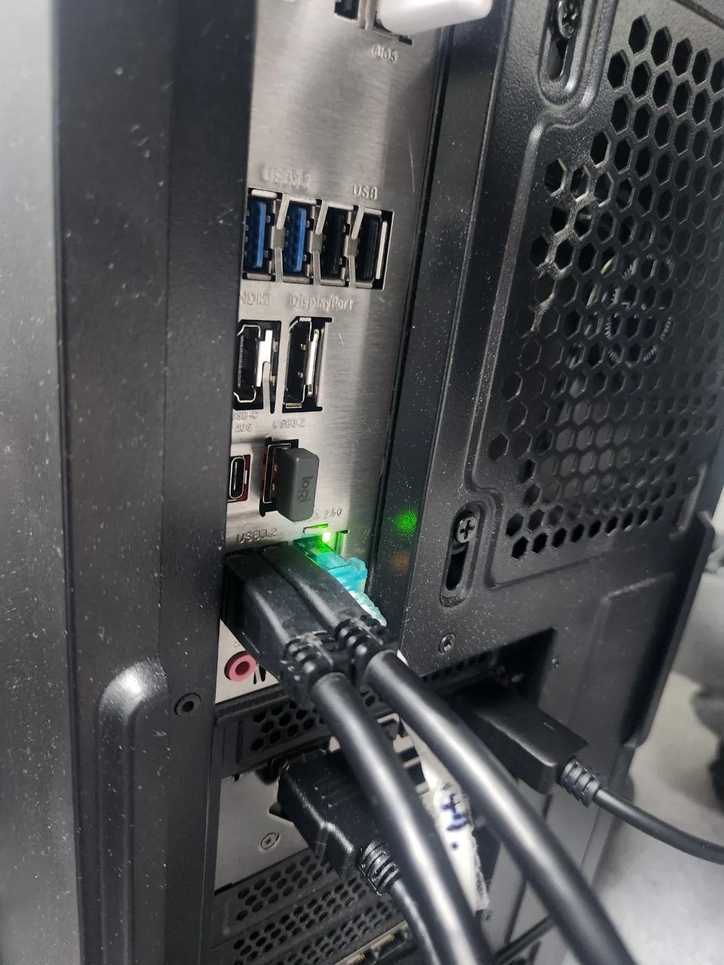 Wrong connection: both camera cables plugged into ports sitting right next to each other in the same group